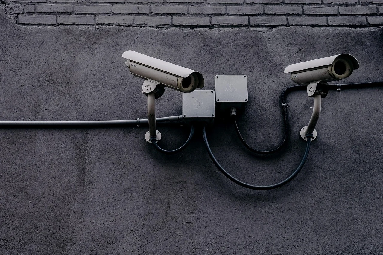Nowoczesne rozwiązania monitoringu: kamery, wideodomofony i systemy GSM